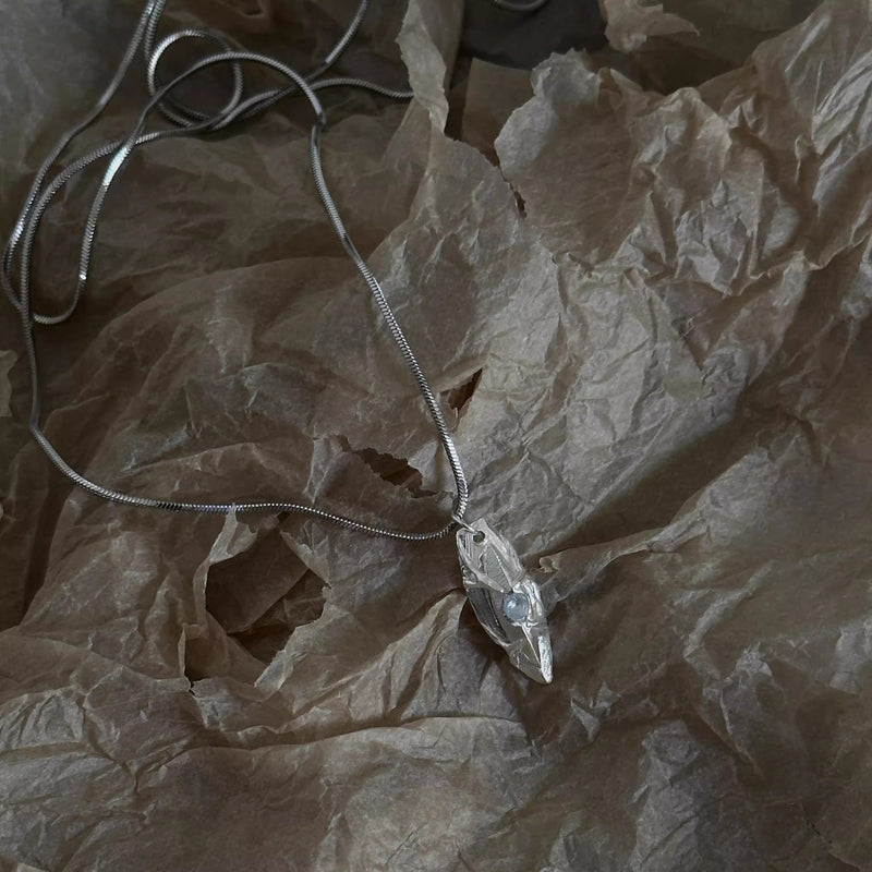 Ree diamond shaped unique texture pattern inlaid with sapphire 925 pure pendant necklace